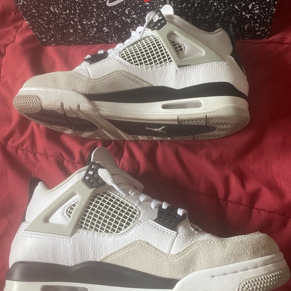 Excellent used air Jordan retro 4. Sz 9.
